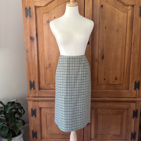 Green houndstooth skirt